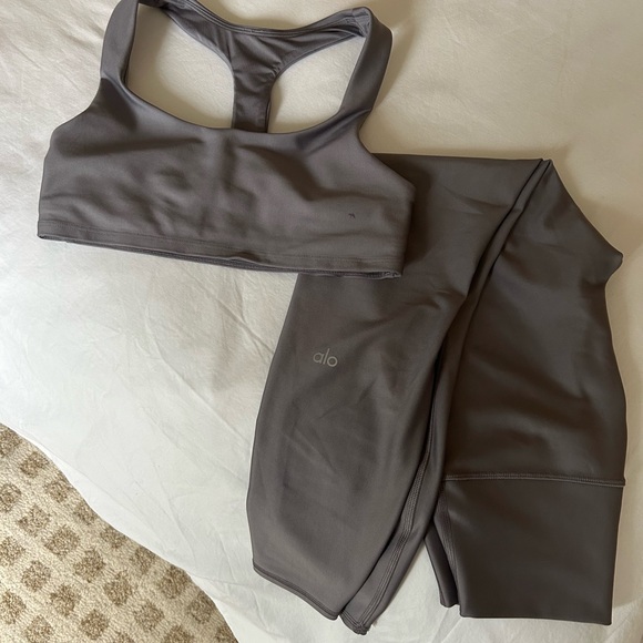 Alo Yoga Airlift Advantage Racerback Bra and Airlift 7/8 Leggings in Fog - Picture 2 of 2